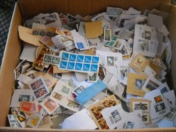 Wereld - Een partij postzegels op papier, Postzegels en Munten, Gestempeld