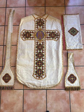 Chasuble romaine ancienne - Broderie - Orfroi - Fil doré (4)