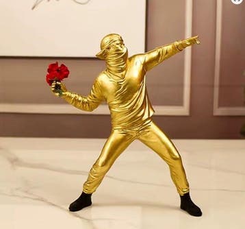Beeld, Flower Thrower after Banksy - 21.5 cm - Goudkleurige