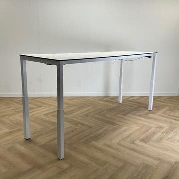 Elektrisch zit-sta bureau / werktafel 250x80 cm,  wit trespa, In hoogte verstelbaar, Gebruikt