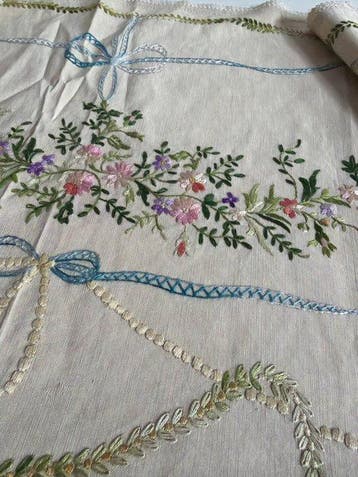 Franse geborduurde tafelloper Garlands and Bows Mil, Antiek en Kunst