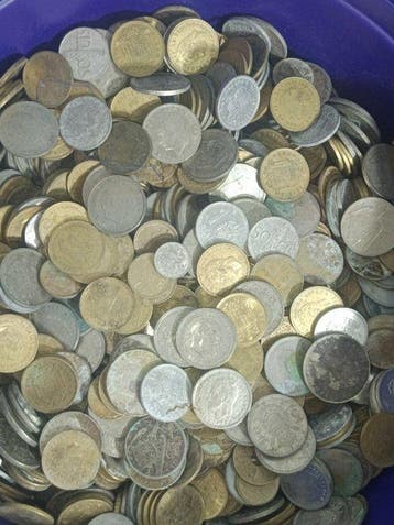 Espagne, Royaume-Uni. A bulk load of Spanish pesetas 5 KG