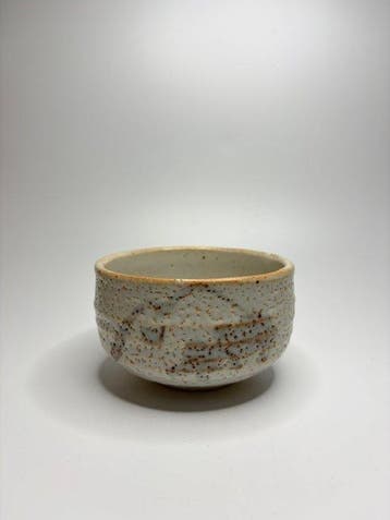 Japanse chawan door Shzan () – wit gespikkeld glazuur –