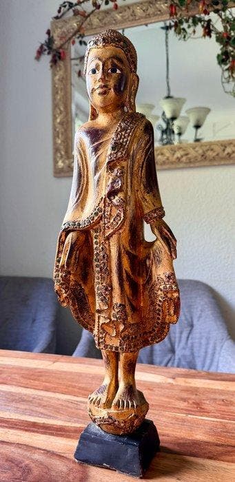 Stehender Mandalay-Buddha aus Holz - sculptuur -