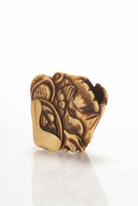 Een mooie netsuke van hertengewei die een verzameling, Antiek en Kunst, Antiek | Overige Antiek