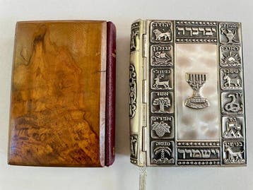 Olijfhouten The New Testament (1929) & Metalen/Zilveren, Antiquités & Art