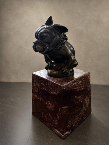sculptuur, Bronzen bulldog op roodmarmeren sokkel – gemerkt