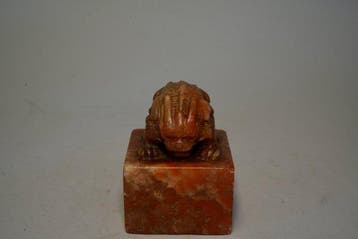 20e-eeuwse Chinese rode steenzegel met een geluksdier, Antiek en Kunst
