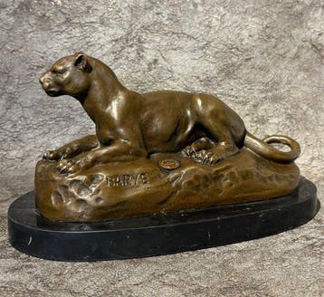 Statue, Naar Barye: Liggende Leeuwin - 13 cm - Bronze, Antiek en Kunst