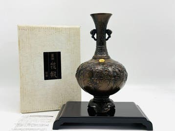 Vaas - Brons, Hiroshi Murata Gedetailleerd pioenen-relief
