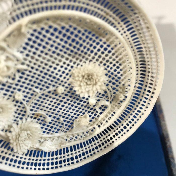 Oud Chinees wit porselein met netachtige structuur,, Antiquités & Art, Antiquités | Autres Antiquités