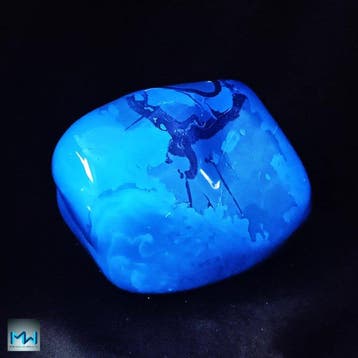 Monolithe dAmbre indonésien, translucide, Entièrement poli