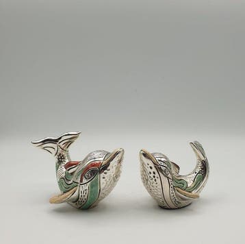 Coppia di delfini rivestita in argento e smalti - Figuur (2)