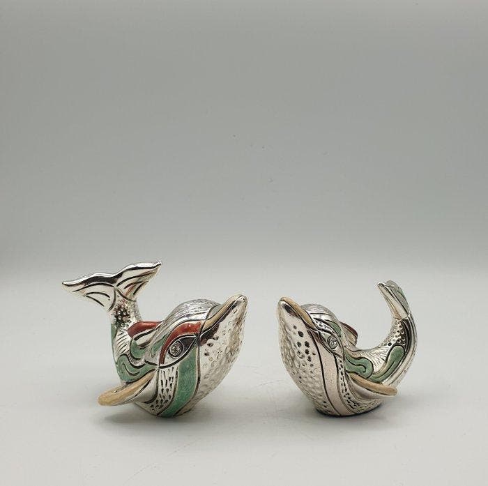 Coppia di delfini rivestita in argento e smalti - Figuur (2), Antiquités & Art, Antiquités | Argent & Or