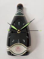 PERRIER : Horloge murale en forme de bouteille. Hauteur