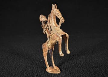 Horse rider statue with shield - sculptuur - Nommo -
