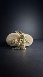 Broche vintage de petit lapin de Pâques avec panier dœufs –, Antiquités & Art