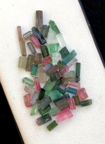 Tourmaline) Kristalen- 10.52 g - (1), Verzamelen, Mineralen en Fossielen
