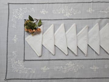 Tovaglia ricamata a mano in misto lino 12 posti tablecloth