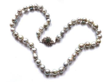Collier Or blanc 18 carats - Émeraudes - perles Akoya