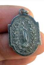 Largent massif du Voyageur : médaille gothique et