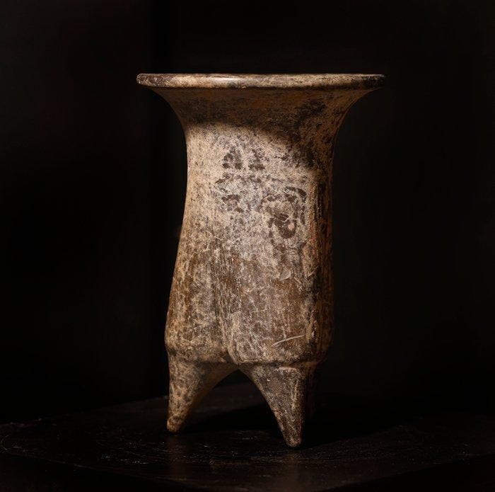 Oud-Azië, Terracotta terracotta epigrafeerde tripod LI-vaas,, Verzamelen, Mineralen en Fossielen
