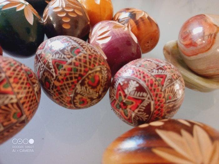 sculptuur, Lot of Charming Decorative Sculpture Eggs in Wood, Antiquités & Art, Curiosités & Brocante