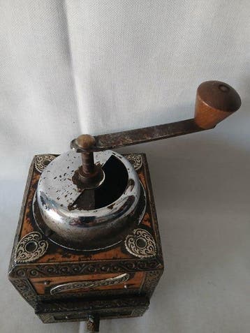 Koffiemolen - Hout, bewerkte messingplaat, staal