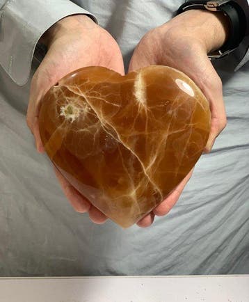 Cœur en calcite miel poli à la main Cœur - Hauteur : 14 cm -