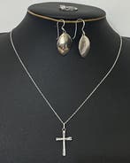 Ketting met katholiek kruis, ring en oorbellen. Zilver 925.
