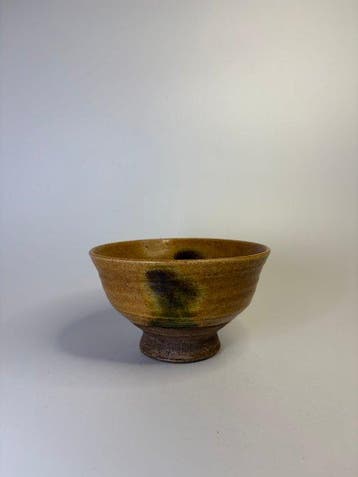 Japanse geel geglazuurde chawan met groene vlekken – Hoge