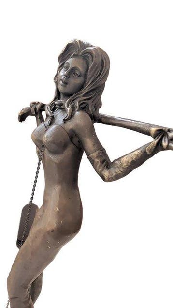 M. Nick - Figuur - Weibliche Figur mit Stab - Brons, Marmer