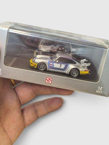 Street Warrior 1:64 - Modelauto - Porsche 911 RWB Martini, Nieuw