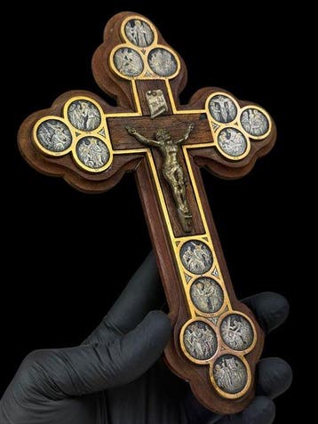 Crucifix - Gehamerd koper, Olijfhout - 1910-1920 - Via