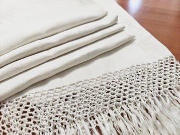 Handdoek (5) - 137 cm - 70 cm - geborduurd M. A