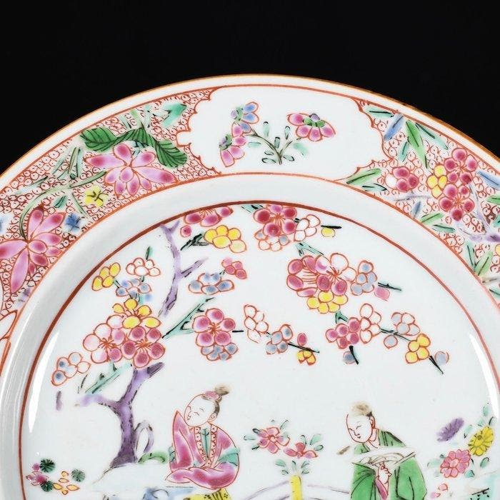 Bord - Assiette aux émaux de la Famille Rose à décor de, Antiquités & Art, Antiquités | Autres Antiquités