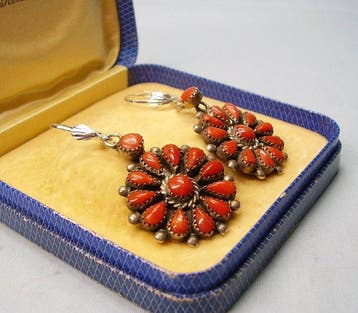 Oorornament - Phyllis Coonsis, Phyllis Laate - Verenigde