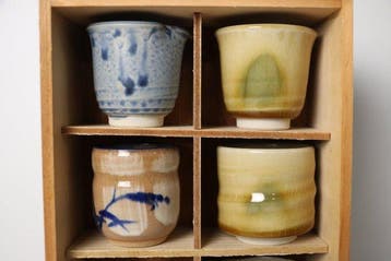 Set van tien Mino-Ware Gui-Nomi sakebekers in een houten