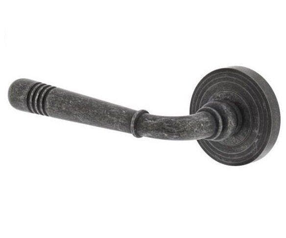 Intersteel enkele deurkruk links Helena op rozet oud grijs, Doe-het-zelf en Bouw, Hang- en Sluitwerk, Ophalen of Verzenden