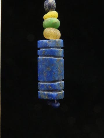 Oud-Bactriaans Oorbellen gemaakt van lapis lazuli kralen met