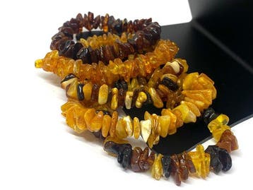 Collectie van vijf multitone Baltische amber armbanden -