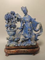 Lapis lazuli-beeld van een dame die pioenrozen bewondert,