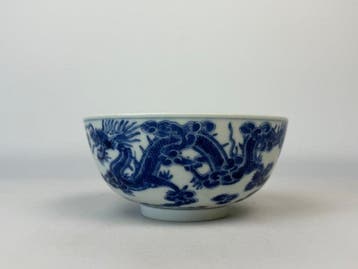 Een blauw-witte Draak kom gemarkeerd Shao Zhi Nian Zhi -