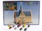 Schaal N Kibri 37150 raadhuis Purmerend met set van 9 v..., Ophalen of Verzenden