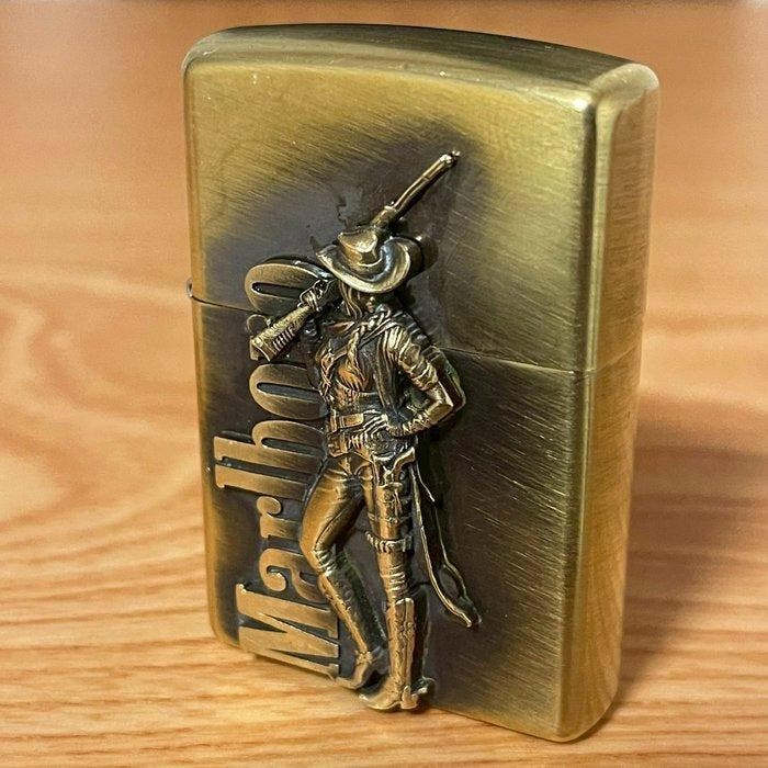 Zippo - Marlboro Cowgirl Emblem - Zakaansteker - Messing,, Verzamelen, Rookartikelen, Aanstekers en Luciferdoosjes