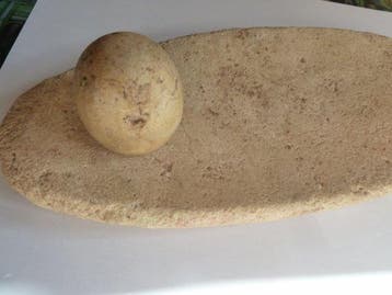 Uit het neolithische tijdperk, plateau van hard zandsteen om