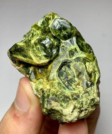 106 gram groene demantoïde specimen uit Baluchistan,