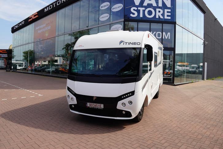 Itineo SB 700 gied verzorgd met hef- en stapelbedden 20064, Caravans en Kamperen, Mobilhomes, Cassettetoilet, Handgeschakeld, L-zit