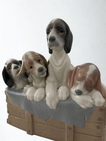 Lladró - Juan Huerta - sculptuur, Pup’s in the box/ Cuatro