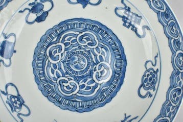 Bord - A CHINESE BLUE AND WHITE DISH DECORATED WITH RUYI AND, Antiek en Kunst